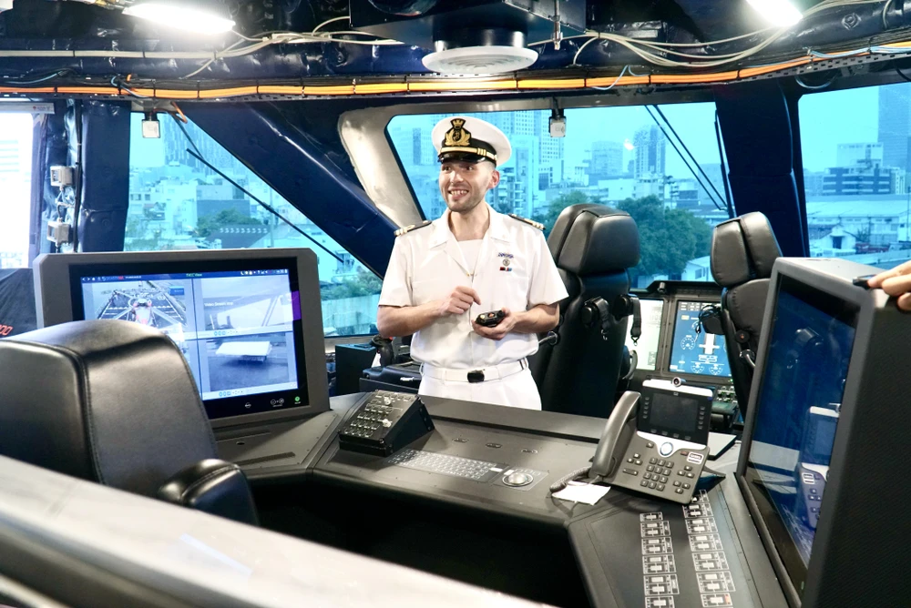 Buồng lái hải quân là đặc điểm đổi mới nhất và điểm đặc biệt nhất của tàu Morisini. Đây là trạm làm việc tích hợp chỉ cần hai người vận hành gồm sĩ quan lái tàu và phụ lái để vận hành tất cả máy móc, bánh lái và hệ thống quản lý tác chiến. Ảnh: BẢO PHƯƠNG