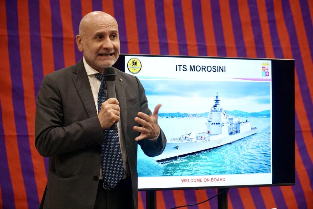 Theo ông Antonio Alessandro, Đại sứ Italia tại Việt Nam, chuyến thăm của tàu Morosini rất đặc biệt, đây là hoạt động quan trọng nhất trong chuỗi hoạt động Kỷ niệm 50 năm thiết lập quan hệ ngoại giao Italia - Việt Nam. Mục đích chuyến thăm là tăng cường quan hệ hữu nghị và hợp tác giữa Hải quân Italia - Việt Nam cũng như mối quan hệ ngoại giao giữa hai địa phương. Ảnh: BẢO PHƯƠNG