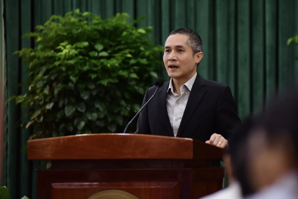 Ông Đinh Tuấn Minh, Trưởng nhóm Tư vấn DCCI, công ty cổ phần Viet Analytics công bố bảng xếp hạng chỉ số năng lực cạnh tranh