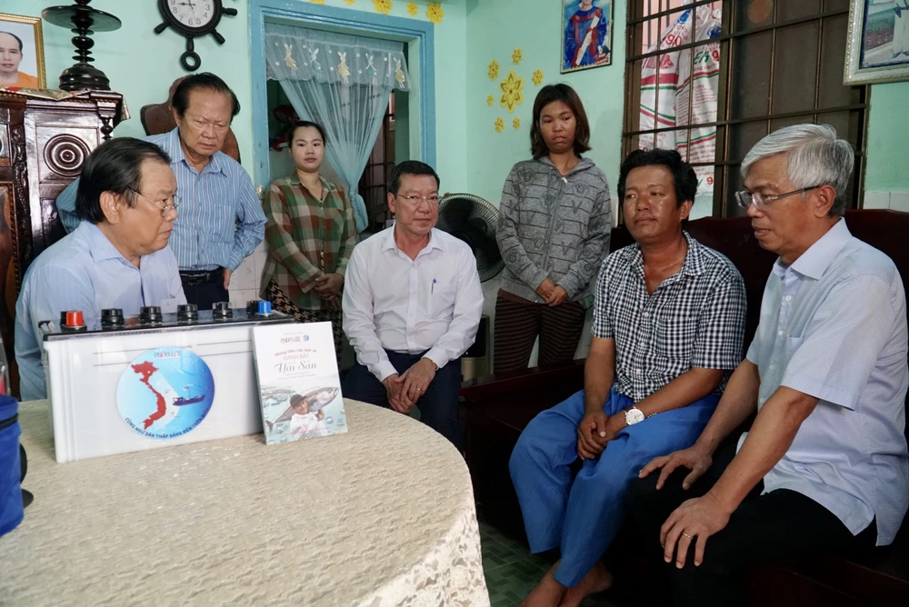 Phó Chủ tịch UBND TP.HCM Võ Văn Hoan cùng lãnh đạo các cơ quan, đơn vị thăm hỏi và trao quà cho ba gia đình ngư dân có hoàn cảnh khó khăn ở thị trấn Cần Thạnh. Ảnh: BẢO PHƯƠNG