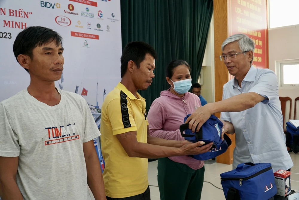 Phó Chủ tịch UBND TP.HCM Võ Văn Hoan trao các phần quà cho gia đình các hộ ngư dân ở Cần Giờ.