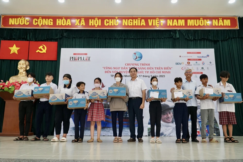 Mỗi phần học bổng trị giá trên 3 triệu đồng.