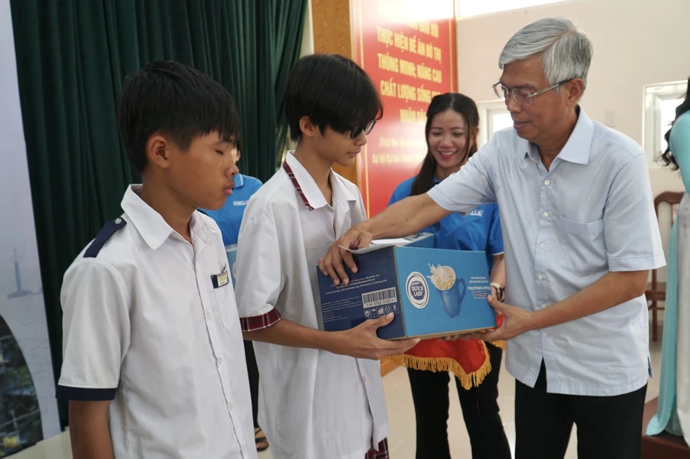 Phó Chủ tịch UBND TP.HCM Võ Văn Hoan trao học bổng cho con em của bà con ngư dân có hoàn cảnh khó khăn của huyện Cần Giờ.