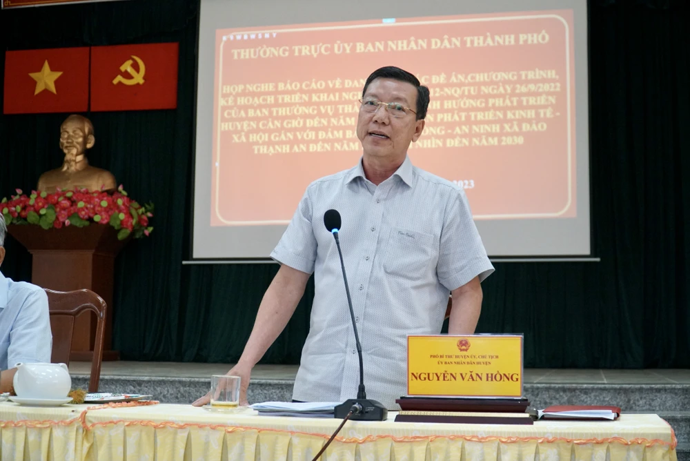 Chủ tịch UBND huyện Cần Giờ báo cáo tại buổi làm việc. Ảnh: BẢO PHƯƠNG Chủ tịch UBND huyện Cần Giờ báo cáo tại buổi làm việc. Ảnh: BẢO PHƯƠNG