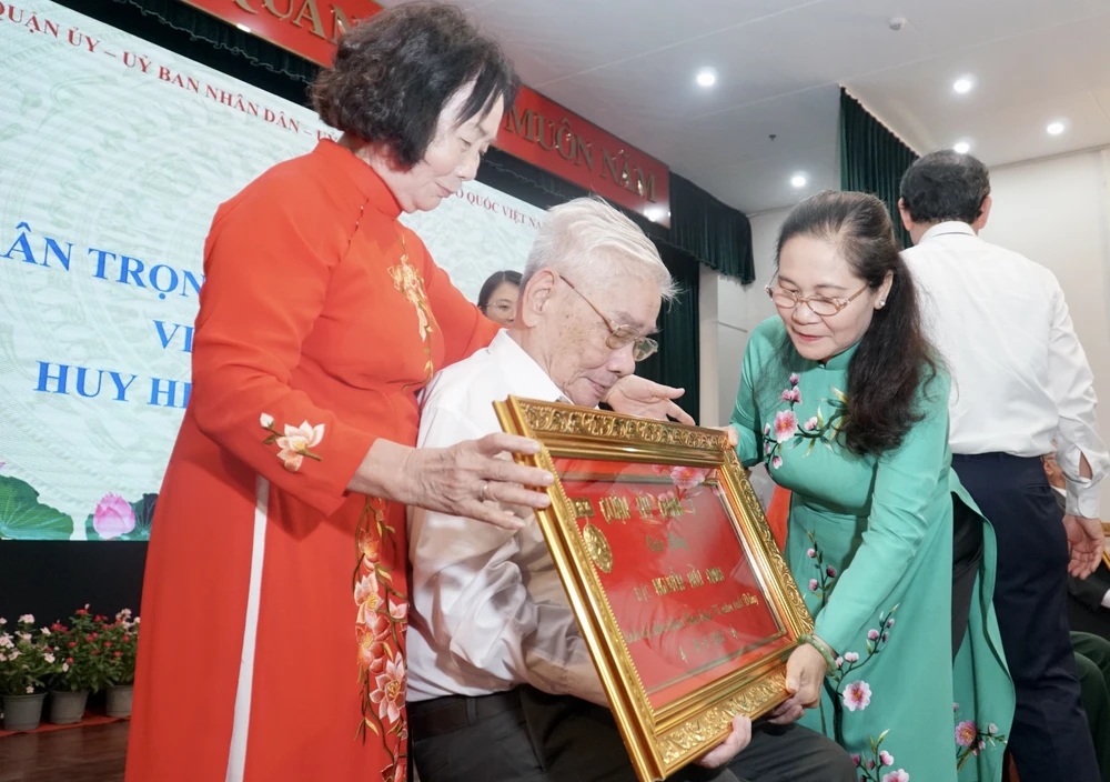 Chủ tịch HĐND TP.HCM Nguyễn Thị Lệ trao huy hiệu 75 năm tuổi đảng cho ông Nguyễn Hữu Danh. Ảnh: BẢO PHƯƠNG