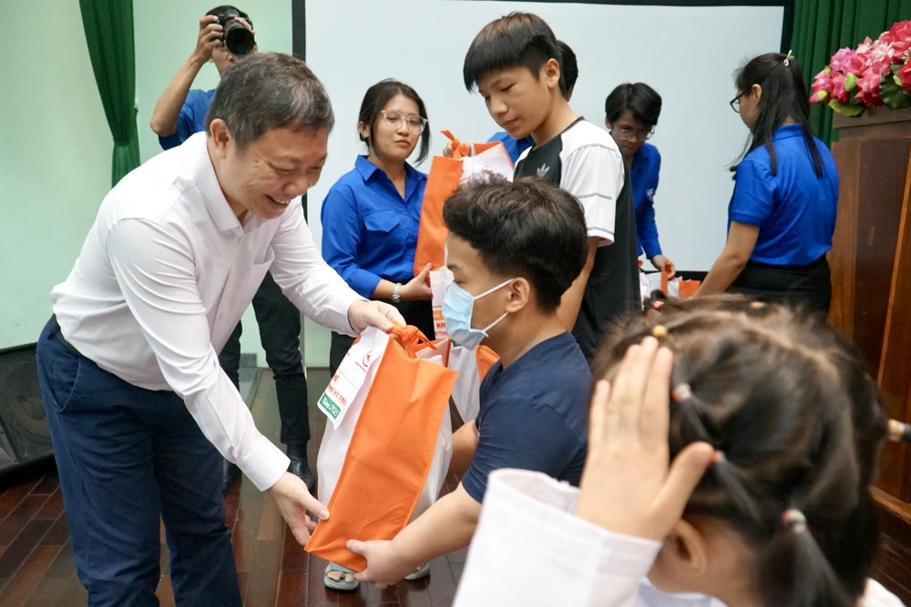 Phó Chủ tịch UBND TPHCM Dương Anh Đức trao quà cho các em thiếu nhi. Ảnh: BẢO PHƯƠNG