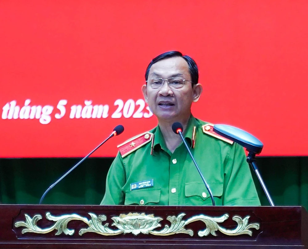 Thiếu tướng Đinh Thanh Nhàn, Phó Giám đốc Công an TP.HCM báo cáo tại hội nghị. Ảnh: BẢO PHƯƠNG Thiếu tướng Đinh Thanh Nhàn, Phó Giám đốc Công an TP.HCM báo cáo tại hội nghị. Ảnh: BẢO PHƯƠNG