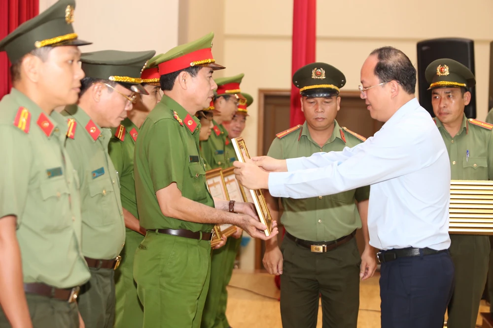 Phó Bí thư Thành ủy TP.HCM Nguyễn Hồ Hải trao tặng bằng khen cho tập thể và cá nhân có thành tích trong phong trào toàn dân bảo vệ an ninh Tổ quốc. Ảnh: NT Phó Bí thư Thành ủy TP.HCM Nguyễn Hồ Hải trao tặng bằng khen cho tập thể và cá nhân có thành tích trong phong trào toàn dân bảo vệ an ninh Tổ quốc. Ảnh: NT
