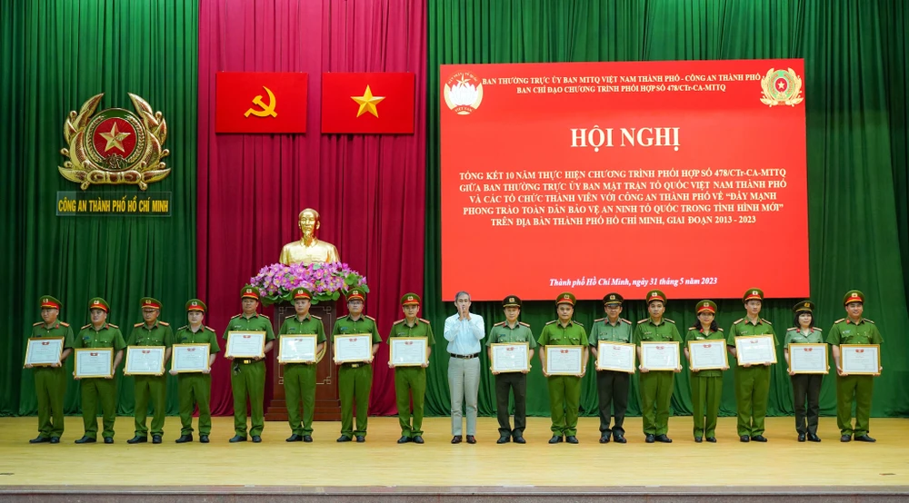 Ông Võ Văn Thiện, Trưởng ban Công tác phía Nam Ủy ban Trung ương MTTQ Việt Nam Trao tặng bằng khen cho tập thể và cá nhân có thành tích trong phong trào toàn dân bảo vệ an ninh Tổ quốc. Ảnh: BẢO PHƯƠNG Ông Võ Văn Thiện, Trưởng ban Công tác phía Nam Ủy ban Trung ương MTTQ Việt Nam Trao tặng bằng khen cho tập thể và cá nhân có thành tích trong phong trào toàn dân bảo vệ an ninh Tổ quốc. Ảnh: BẢO PHƯƠNG