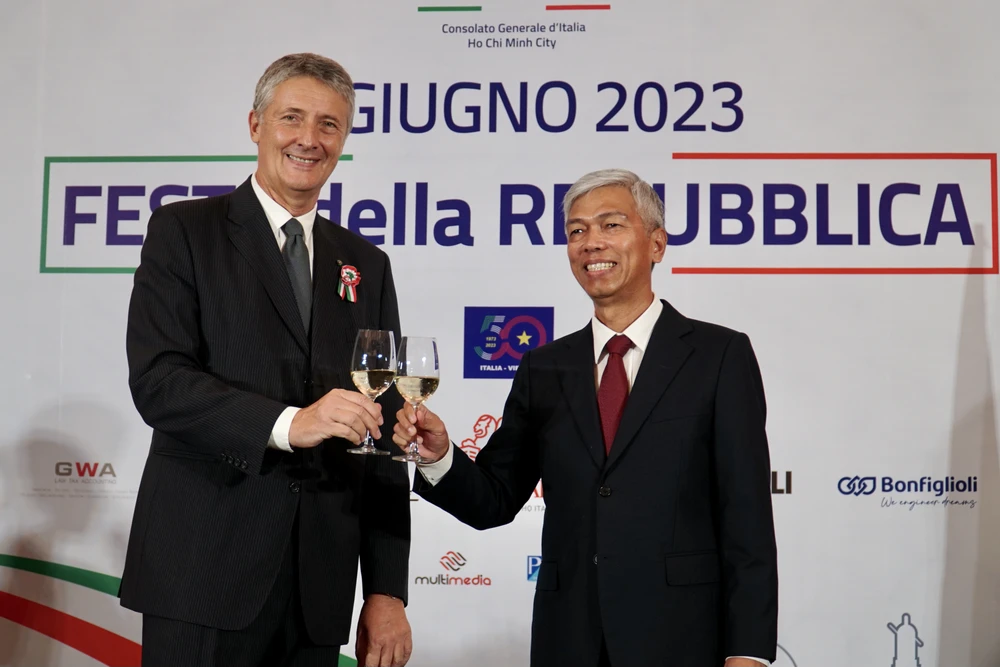 Phó Chủ tịch UBND TP.HCM Võ Văn Hoan và Tổng Lãnh sự Italia tại TP.HCM Enrico Padula tại lễ kỷ niệm. Ảnh: PĐ