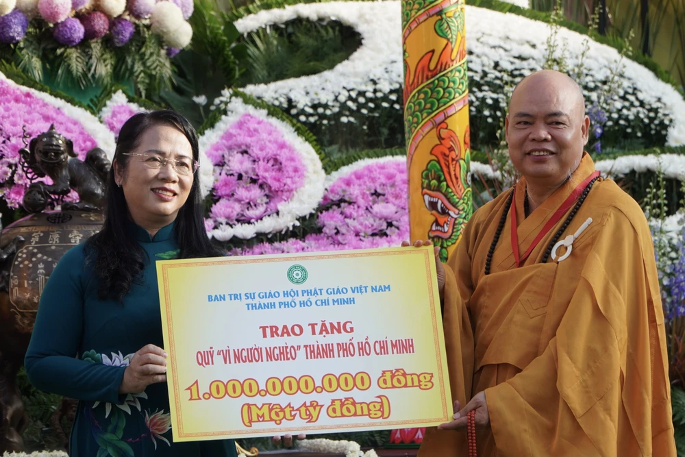 Ban Trị sự GHPGVN TP.HCM đã trao bảng tượng trưng ủng hộ quỹ Vì người nghèo 1 tỉ đồng. Ảnh: LV