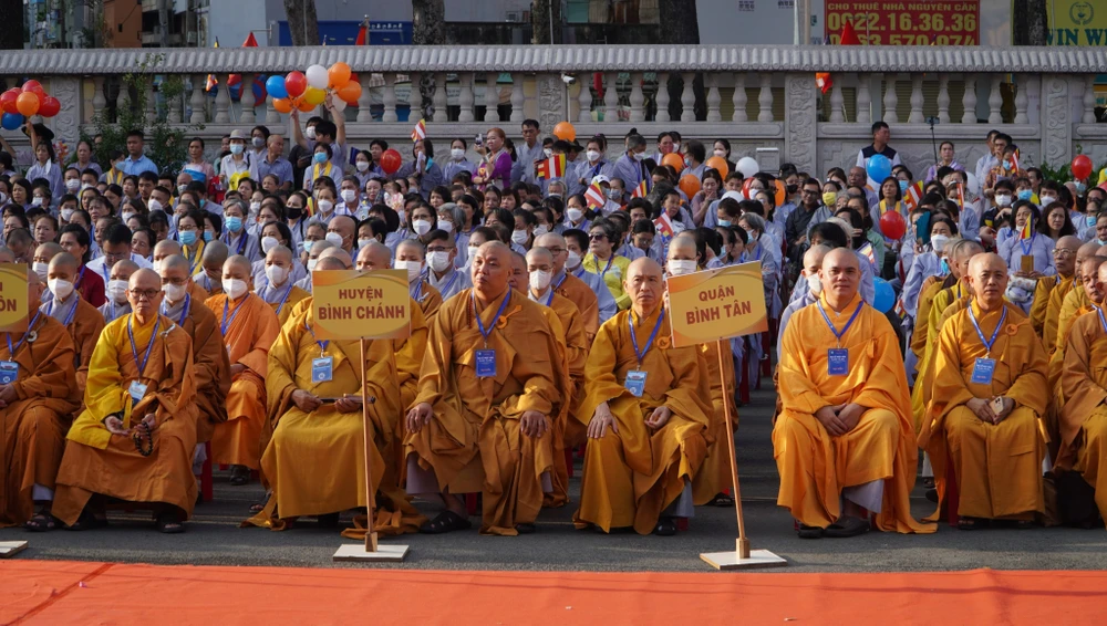 Đông đảo tăng ni, phật tử tập trung về Việt Nam Quốc Tự dự Đại lễ Phật đản. Ảnh: LV