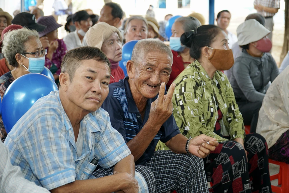 Ông Nguyễn Văn Xu (thứ hai từ trái sang, 75 tuổi, ngụ xã Cà Ná) cho biết bản thân sống một mình bằng nghề nhặt ve chai, sau bao năm, đây là lần đầu tiên ông Xu đến gặp bác sĩ để khám bệnh. "Trước đó, có bệnh hay đau nhức thì đến tiệm thuốc uống vài ngày là thấy khỏe, nay được gặp bác sĩ, được thăm khám kỹ nên tôi vui lắm" - ông Xu nói. Ảnh: BẢO PHƯƠNG