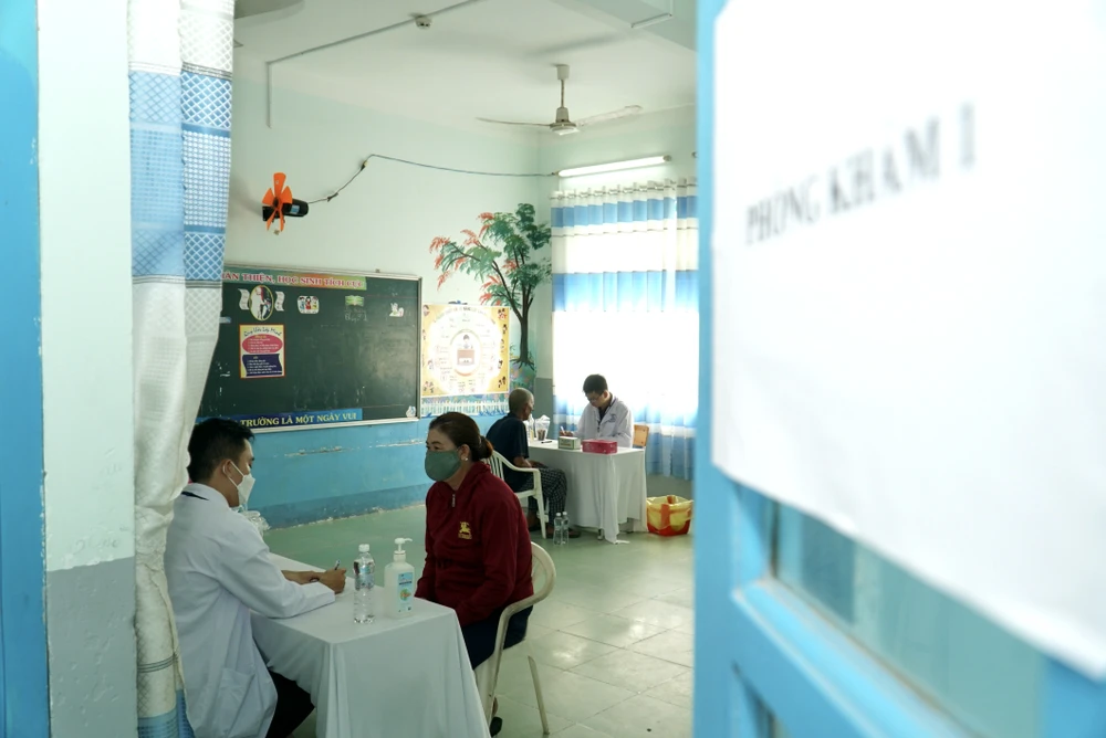 Sau đó, lần lượt từng người dân được bác sĩ thăm khám và tư vấn bệnh lý. Ảnh: BẢO PHƯƠNG