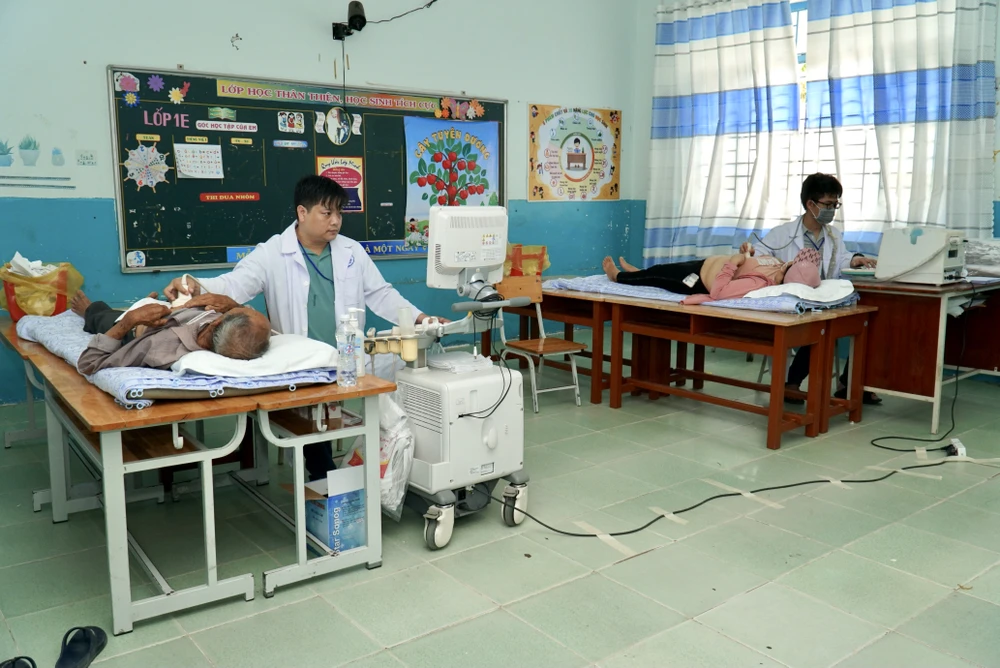 Đến với 1.000 ngư dân tại xã Cà Ná và Phước Diêm, đoàn bác sĩ mang theo hai máy siêu âm và một máy điện tim để đáp ứng cho những bệnh nhân cần máy xét nghiệm để chẩn đoán. Cùng đó là danh mục thuốc từ huyết áp, tiểu đường, giảm đau, kháng sinh, thần kinh… để phát miễn phí cho bệnh nhân. Ảnh: BẢO PHƯƠNG