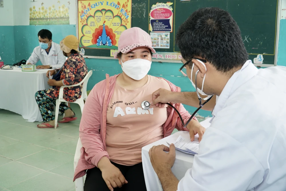 Bị sỏi thận đã hai năm, nhưng cách đây hai tháng chị Nguyễn Thị Nhi (36 tuổi, ngụ xã Phước Diêm) lại phát hiện thêm bệnh thận ứ nước. Tuy nhiên vì lu bu công việc, cộng thêm không dư dả nên chị không đi tái khám, khi nào thấy đau bụng mới đi. “Dù miễn phí nhưng bác sĩ khám cho tôi rất nhiệt tình, kỹ lưỡng. Sau siêu âm, bác sĩ cho tôi hay hiện sỏi thận đã xuống bàng quang, bệnh có tiến triển tốt. Bác sĩ tư vấn cho tôi về nhà uống thuốc đúng liều, uống nhiều nước và ăn đồ mát thì sỏi thận sẽ hết. Tôi rất yên tâm và biết ơn chương trình của báo Pháp Luật đã giúp bà con khó khăn có cơ hội khám mà không tốn phí” - chị Nhi tâm sự. Ảnh: BẢO PHƯƠNG