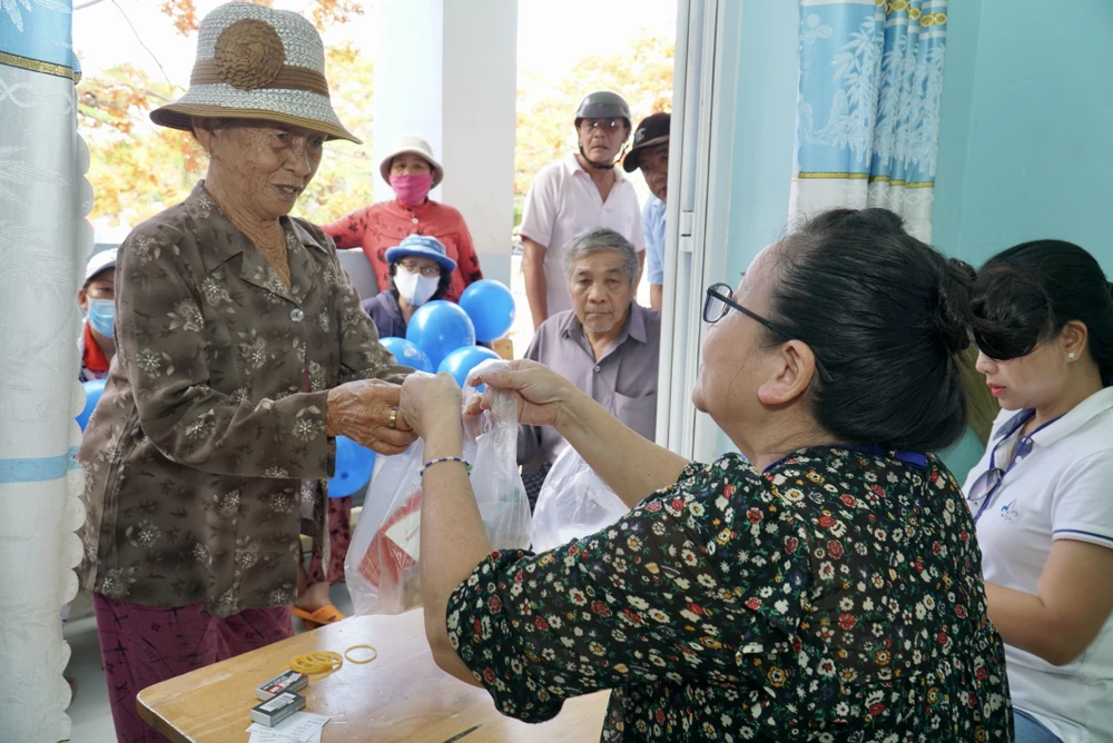 Sau khi thăm khám và tư vấn bệnh lý, đoàn bác sĩ sẽ phát thuốc, hướng dẫn bệnh nhân cách sử dụng thuốc, tư vấn chế độ ăn uống, lối sống phù hợp. Ảnh: BẢO PHƯƠNG