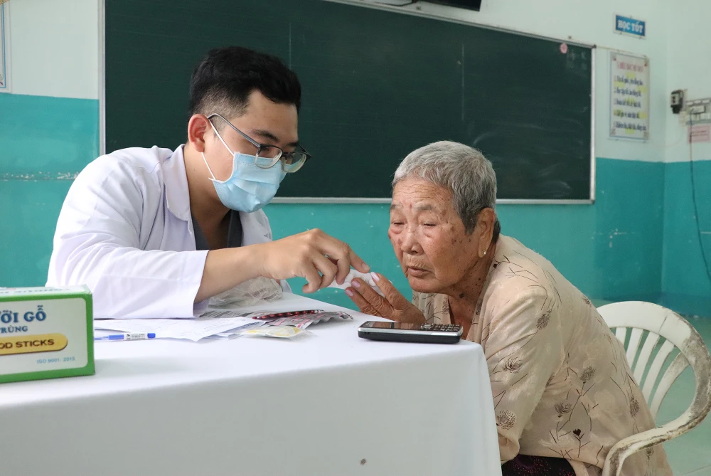 Đoàn bác sĩ của Công ty TNHH Phòng khám Đa khoa Ngọc Minh có 14 bác sĩ gồm bác sĩ của phòng khám và bác sĩ tình nguyện, ba nhân viên phòng khám, năm sinh viên y, sáu tình nguyện viên. Chương trình thăm khám được tổ chức nhằm hỗ trợ người dân tầm soát huyết áp, khám tổng quát để phát hiện bệnh, tư vấn và giới thiệu bệnh nhân đi tới các bệnh viện để điều trị. Ảnh: VĂN HÀ