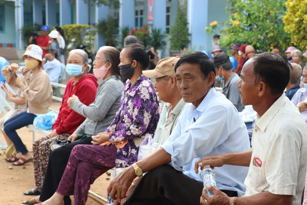 Ngày 13-6, chương trình “Cùng ngư dân thắp sáng đèn trên biển” của Báo Pháp Luật TP.HCM phối hợp cùng Công ty TNHH Phòng khám Đa khoa Ngọc Minh tổ chức khám bệnh, phát thuốc miễn phí cho 1.000 người dân ở hai xã Cà Ná và Phước Diêm, huyện Thuận Nam, tỉnh Ninh Thuận. Từ sáng sớm, đông đảo người dân đã đến điểm khám chờ đến lượt thăm khám. Ảnh: VĂN HÀ