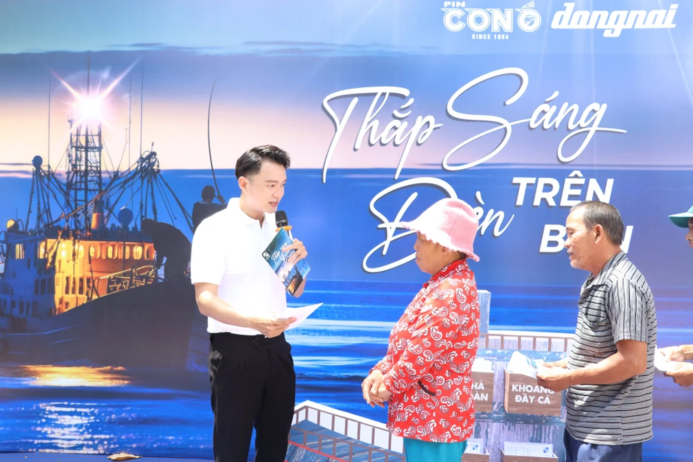 Trong thời gian người dân chờ khám bệnh, phát thuốc, đại diện nhà tài trợ của chương trình là Pinaco đã tổ chức minigame Gian hàng yêu thương và gửi tặng đến bà con những phần quà nhỏ nhưng vô cùng ý nghĩa tập vở, bình giữ nhiệt... Ảnh: VĂN HÀ