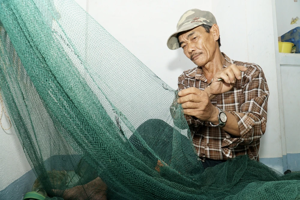 Vợ chồng ngư dân Nguyễn Văn Ngộ nói nghề biển là sinh kế chính của hai vợ chồng ông để nuôi con lớn khôn thành người. Ảnh: BẢO PHƯƠNG