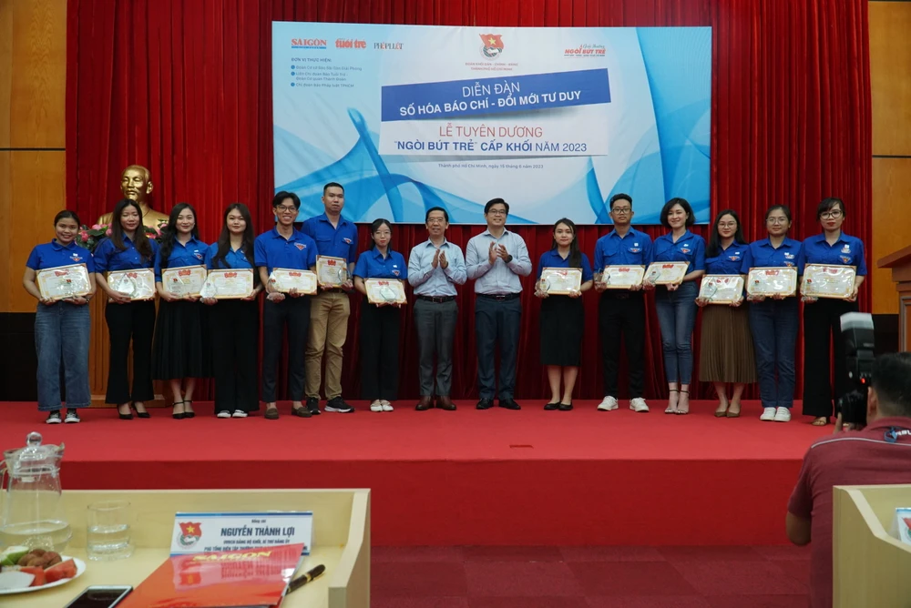 Đoàn Khối Dân - Chính - Đảng TP.HCM cũng đã trao giải thưởng Ngòi bút trẻ cấp khối năm 2023, cho 30 phóng viên, biên tập viên. Ảnh: QUANG DUY
