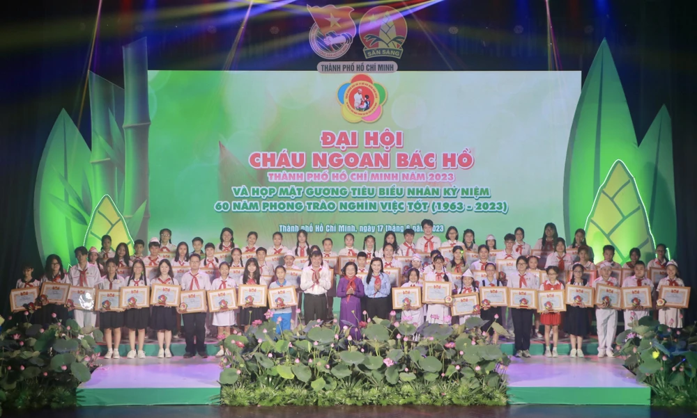 Các em Đội viên, thiếu nhi TP.HCM nhận danh hiệu Cháu ngoan Bác Hồ tiêu biểu 2023. Ảnh: PHƯƠNG ĐẶNG
