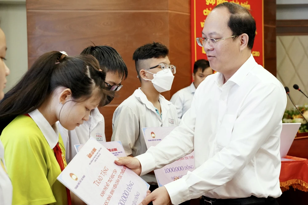 Ông Nguyễn Hồ Hải, Phó Bí thư Thành ủy TP.HCM trao tặng kinh phí hỗ trợ học tập cho học sinh, sinh viên dân tộc Hoa có hoàn cảnh khó khăn. Ảnh: BẢO PHƯƠNG