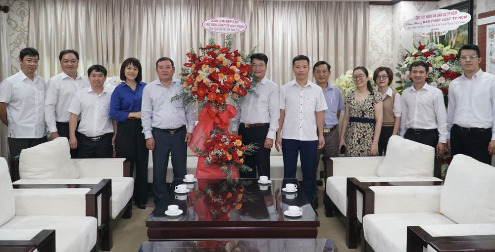 Cục Công tác phía Nam Bộ Tư pháp và Cục thi hành án dân sự TP.HCM đến thăm và gửi lẵng hoa chúc mừng báo Pháp Luật TP.HCM. Ảnh: BẢO PHƯƠNG Cục Công tác phía Nam Bộ Tư pháp và Cục thi hành án dân sự TP.HCM đến thăm và gửi lẵng hoa chúc mừng báo Pháp Luật TP.HCM. Ảnh: BẢO PHƯƠNG