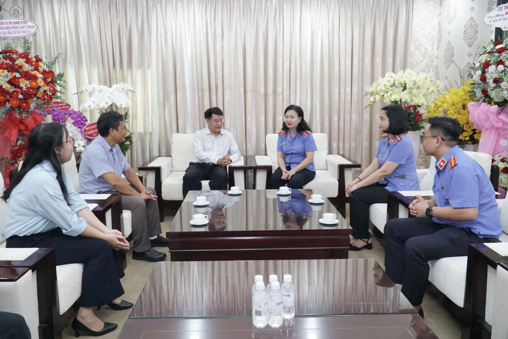 Đại diện Viện trưởng Viện KSND TP.HCM đến thăm và chúc mừng báo Pháp Luật TP.HCM dịp 21-6. Ảnh: BẢO PHƯƠNG Đại diện Viện trưởng Viện KSND TP.HCM đến thăm và chúc mừng báo Pháp Luật TP.HCM dịp 21-6. Ảnh: BẢO PHƯƠNG