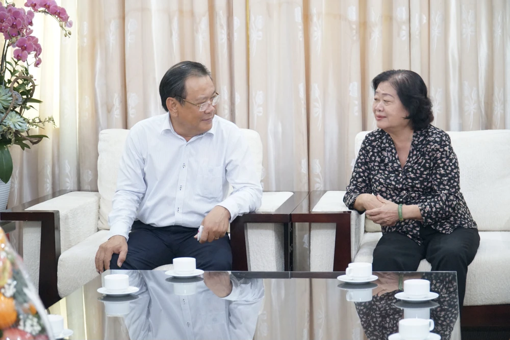 Bà Trương Mỹ Hoa, nguyên Phó Chủ tịch nước, Chủ tịch Quỹ học bổng Vừ A Dính trò chuyện với Tổng biên tập báo Pháp Luật TP.HCM Mai Ngọc Phước. Ảnh: BẢO PHƯƠNG Bà Trương Mỹ Hoa, nguyên Phó Chủ tịch nước, Chủ tịch Quỹ học bổng Vừ A Dính trò chuyện với Tổng biên tập báo Pháp Luật TP.HCM Mai Ngọc Phước. Ảnh: BẢO PHƯƠNG