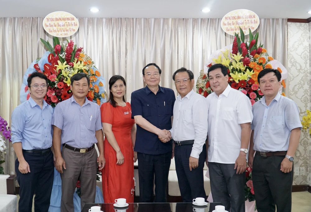 PGS.TS Nguyễn Văn Cường, Phó Cục trưởng Cục Hành chính - Quản trị II (thứ tư từ trái sang) thay mặt Thủ tướng Chính phủ Phạm Minh Chính, Phó Thủ tướng Chính phủ Trần Hồng Hà gửi hoa chúc mừng báo Pháp Luật TP.HCM. Ảnh: BẢO PHƯƠNG PGS.TS Nguyễn Văn Cường, Phó Cục trưởng Cục Hành chính - Quản trị II (thứ tư từ trái sang) thay mặt Thủ tướng Chính phủ Phạm Minh Chính, Phó Thủ tướng Chính phủ Trần Hồng Hà gửi hoa chúc mừng báo Pháp Luật TP.HCM. Ảnh: BẢO PHƯƠNG