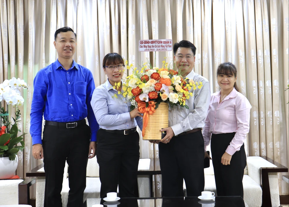 Đại diện Quận ủy - Ủy ban MTTQ Việt Nam quận 8 gửi hoa chúc mừng báo Pháp Luật TP.HCM dịp 21-6. Ảnh: DI LINH Đại diện Quận ủy - Ủy ban MTTQ Việt Nam quận 8 gửi hoa chúc mừng báo Pháp Luật TP.HCM dịp 21-6. Ảnh: DI LINH
