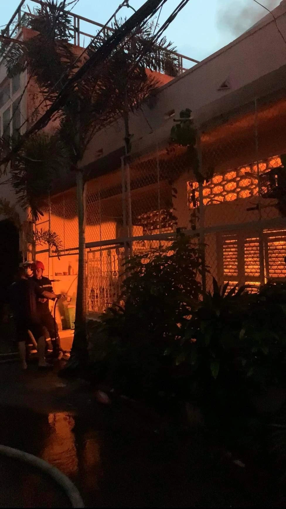 Đội Cảnh sát PCCC &amp; CNCH Công an quận Bình Thạnh triển khai công tác cứu hộ, dập lửa. Ảnh: NY