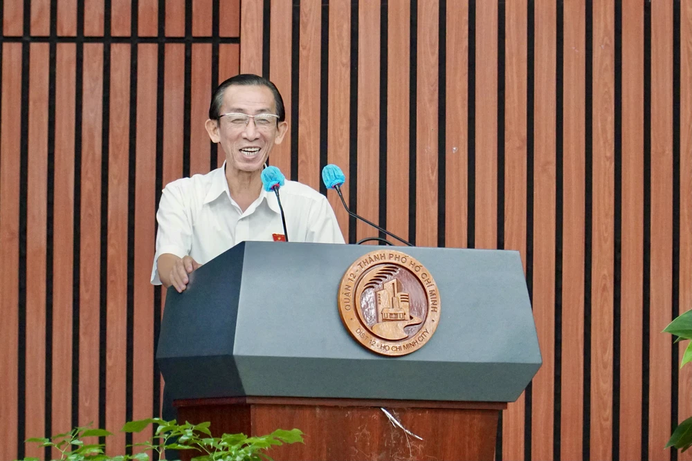 ĐBQH Trần Hoàng Ngân trả lời kiến nghị của cử tri. Ảnh: BP