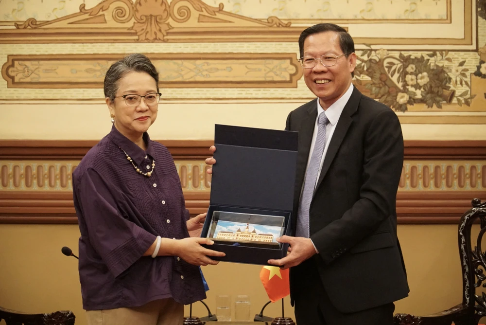 Chủ tịch UBND TPHCM Phan Văn Mãi tặng quà lưu niệm đến bà Armida Salsiah Alisjahbana. Ảnh: PHƯƠNG ĐẶNG