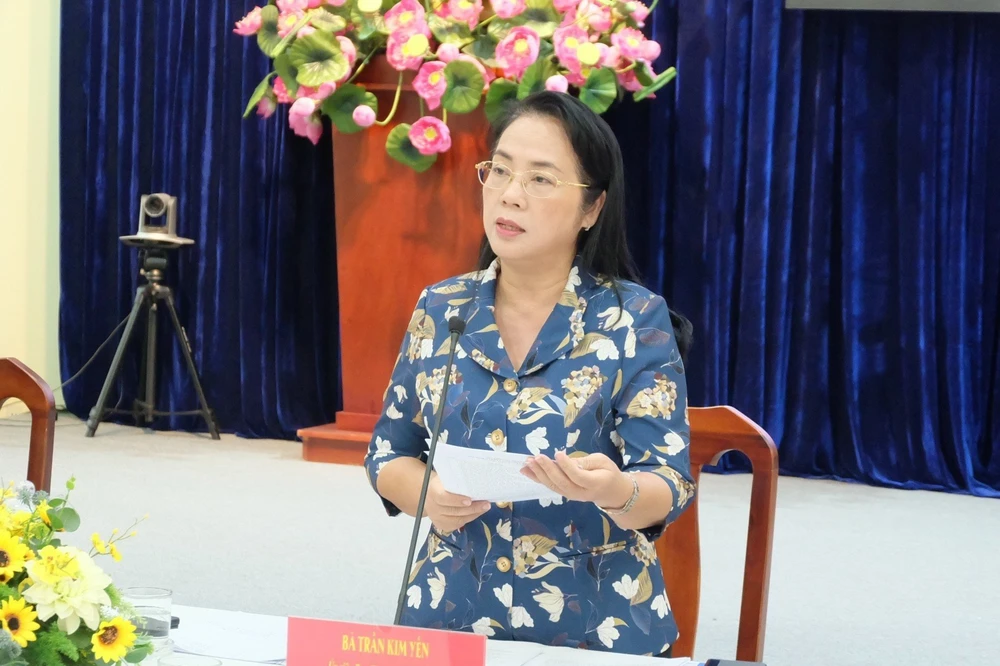 Bà Trần Kim Yến, Chủ tịch Ủy ban MTTQ Việt Nam TP trình bày tham luận tại điểm cầu TP. Ảnh: THU HƯƠNG