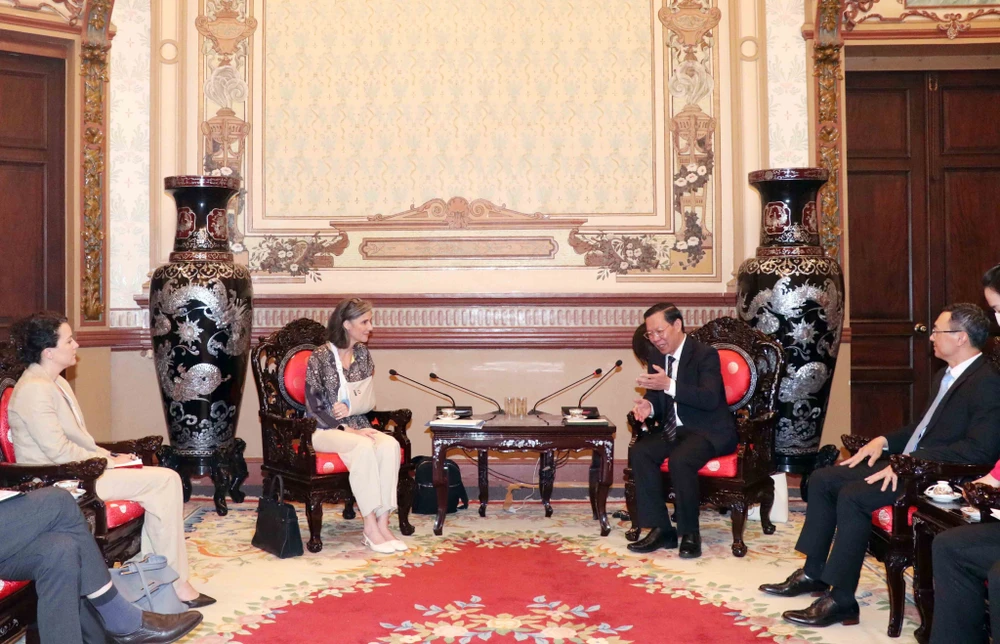 Chủ tịch UBND TP.HCM Phan Văn Mãi tiếp bà Ramla Khalidi. Ảnh: X.K