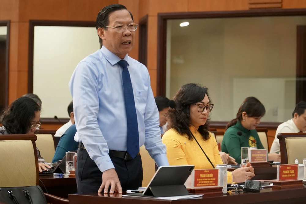 Chủ tịch UBND TP.HCM Phan Văn Mãi phát biểu tại kỳ họp. Ảnh: BẢO PHƯƠNG