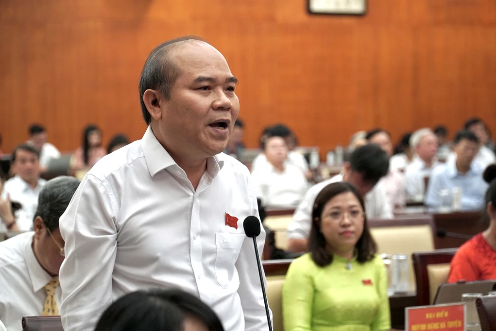 ĐB Trần Văn Bảy, Phó Giám đốc Sở TN&amp;MT TP, phát biểu tại kỳ họp. Ảnh: BẢO PHƯƠNG