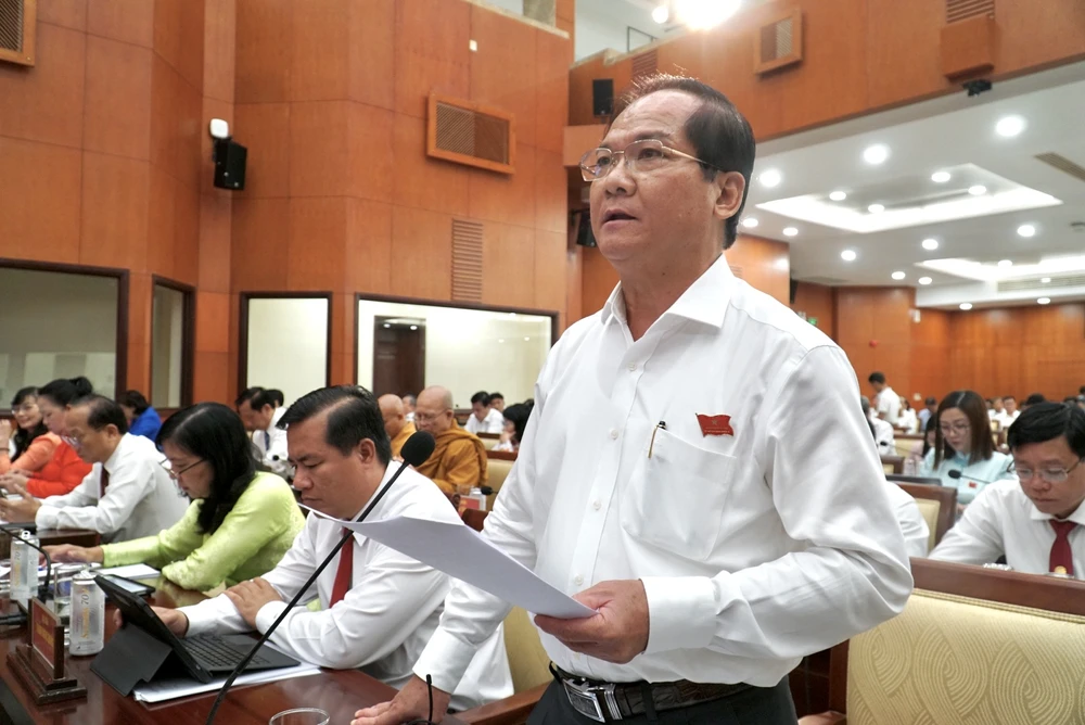 ĐB Trần Văn Khuyên phát biểu tại kỳ họp. Ảnh: BẢO PHƯƠNG