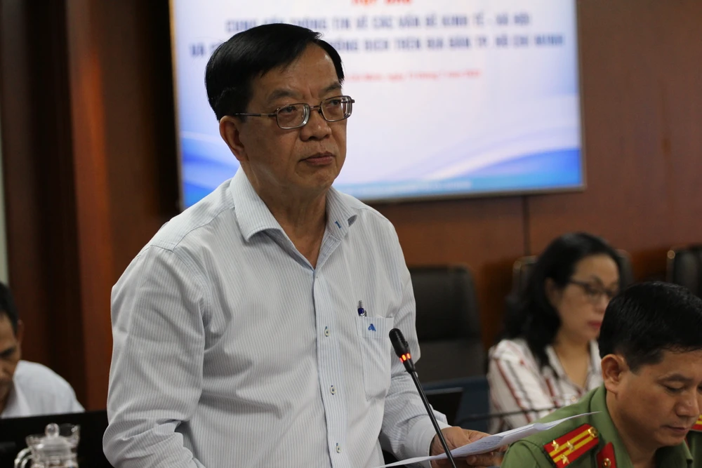 Ông Bùi Văn Hiếu, Chánh Văn phòng Sở Xây dựng TP thông tin về các trường hợp vi phạm trật tự xây dựng và tháo gỡ các dự án bất động sản trên địa bàn TP.HCM. Ảnh: T.N
