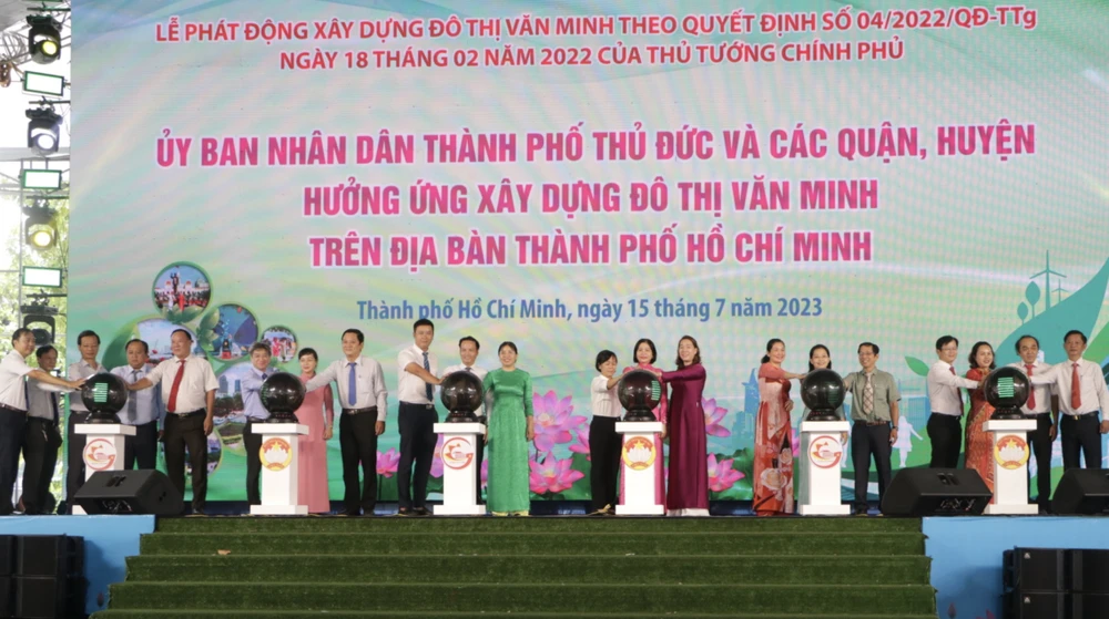 Đại diện UBND 21 quận, huyện và TP Thủ Đức thực hiện nghi thức hưởng ứng lễ phát động. Ảnh: Q.S