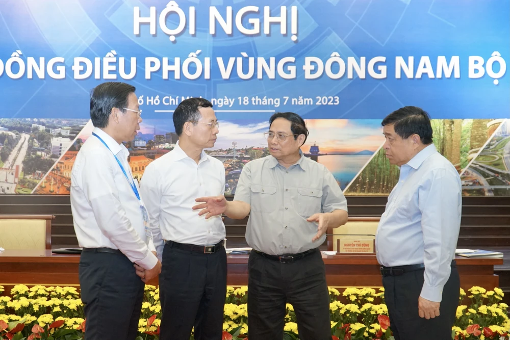 Thủ tướng Phạm Minh Chính trao đổi với các đại biểu bên lề hội nghị. Ảnh: BẢO PHƯƠNG