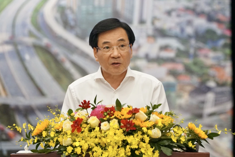 Chủ nhiệm Văn phòng Chính phủ Trần Văn Sơn công bố quyết định của Thủ tướng. Ảnh: BẢO PHƯƠNG