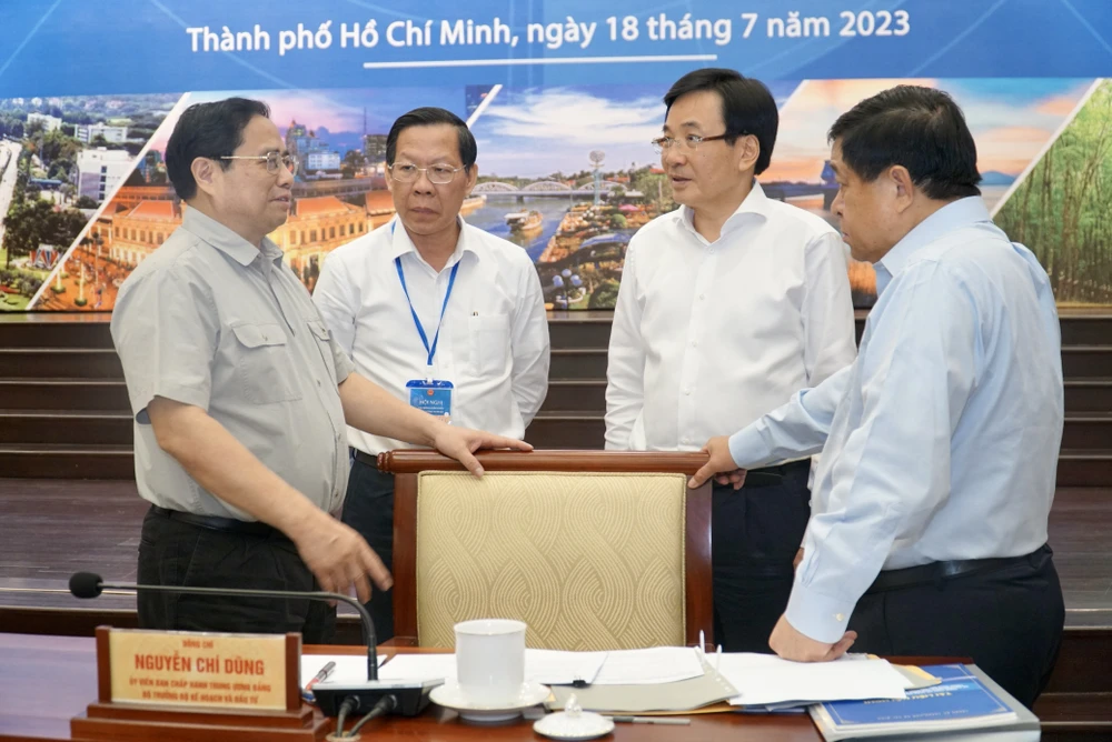 Thủ tướng Phạm Minh Chính trao đổi với các Bộ trưởng và Chủ tịch UBND TP.HCM. Ảnh: BẢO PHƯƠNG