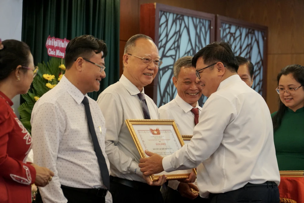 Dịp này, Hội Liên lạc với người Việt Nam ở nước ngoài TP.HCM trao bằng khen cho 5 tập thể, 6 cá nhân đã tích cực tham gia công tác của Hội trong nhiệm kỳ vừa qua. Ảnh: BẢO PHƯƠNG