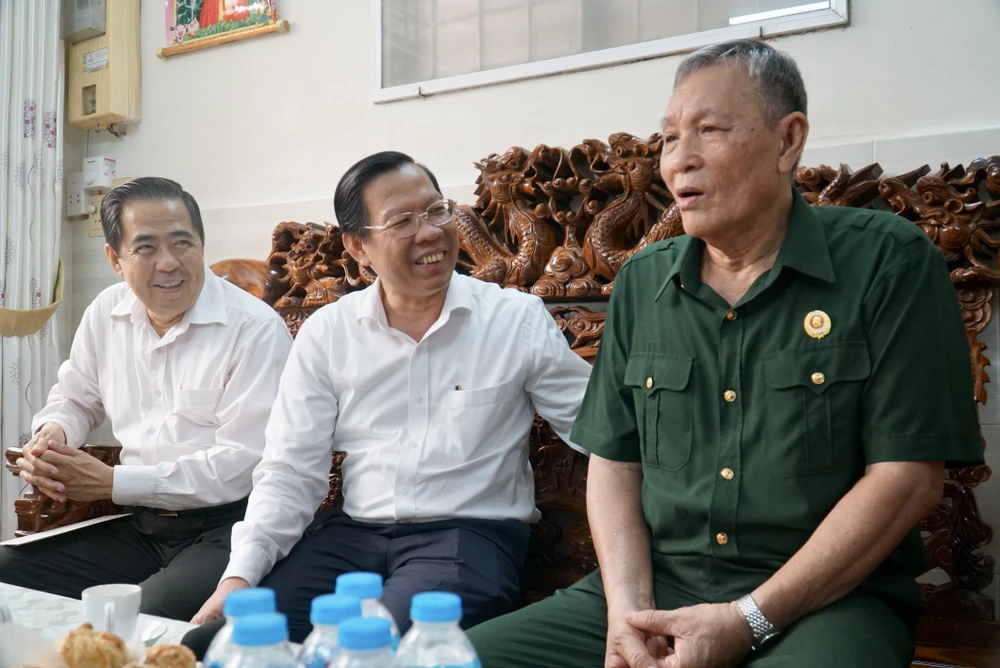 Chủ tịch UBND TP.HCM Phan Văn Mãi (giữa) và Phó Giám đốc Sở LĐ-TB&amp;XH Nguyễn Văn Lâm đến thăm ông Nguyễn Văn Đại. Ảnh: BẢO PHƯƠNG