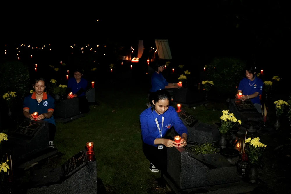 Các đoàn viên, thanh niên thắp nến tri ân các anh hùng, liệt sĩ. Ảnh: BẢO PHƯƠNG