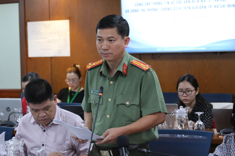 Thượng tá Lê Mạnh Hà, Công an TP.HCM thông tin về việc xử lý các tổ chức tín dụng đen trên địa bàn. Ảnh: NGUYỄN NHÂN
